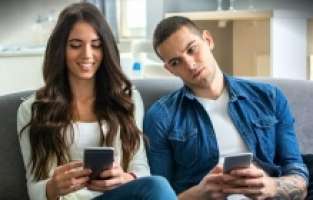 İLİŞKİNİZİ SOSYAL MEDYA GÖLGESİNDEN NASIL KURTARIRSINIZ?