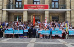 Eskişehir'de Atatürk Anıtı’na çelenk bırakıldı!